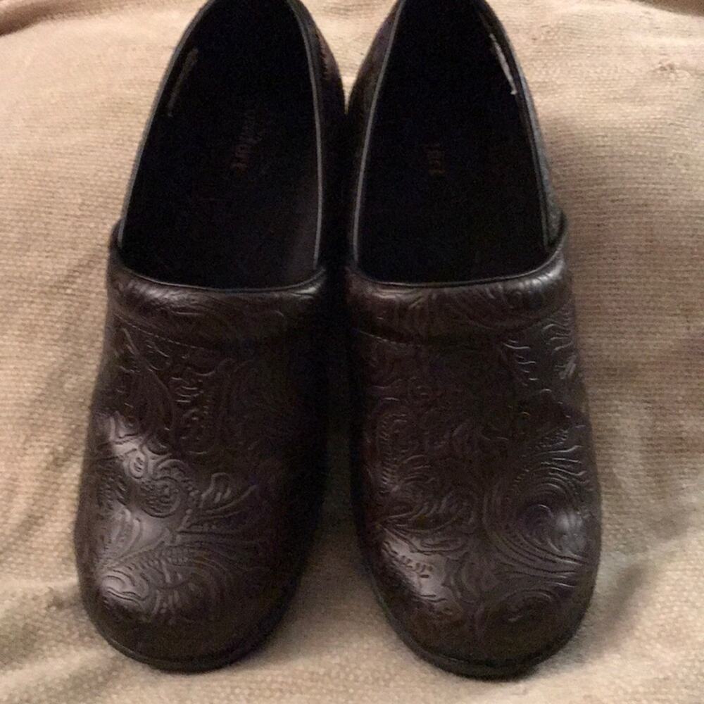 Euc Brown Safe T Step Textured Clogs Size 8 1/2 P… - image 1